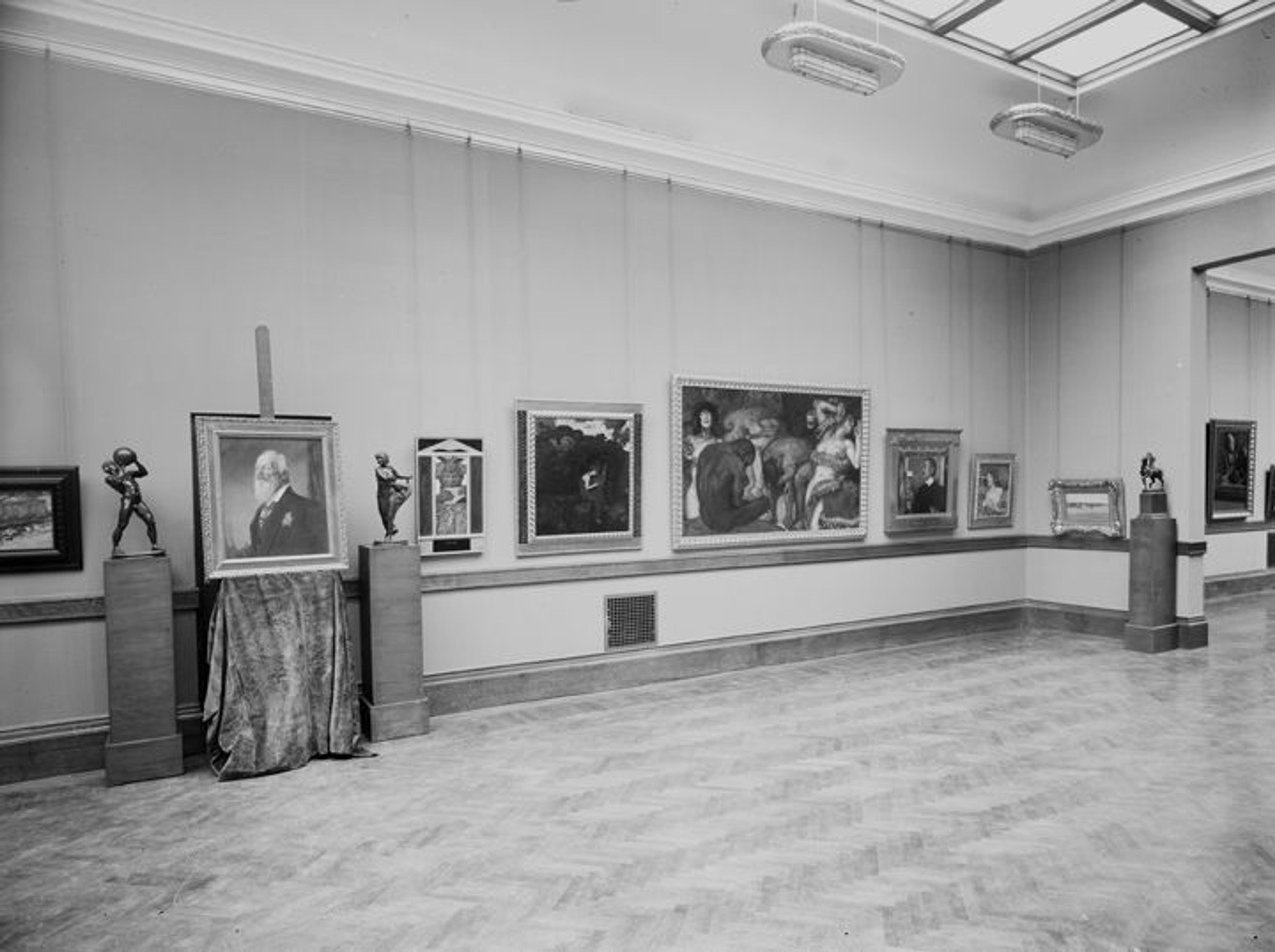 Black-and-white photo of a 1909 exhibition at The Met of contemporary German art
