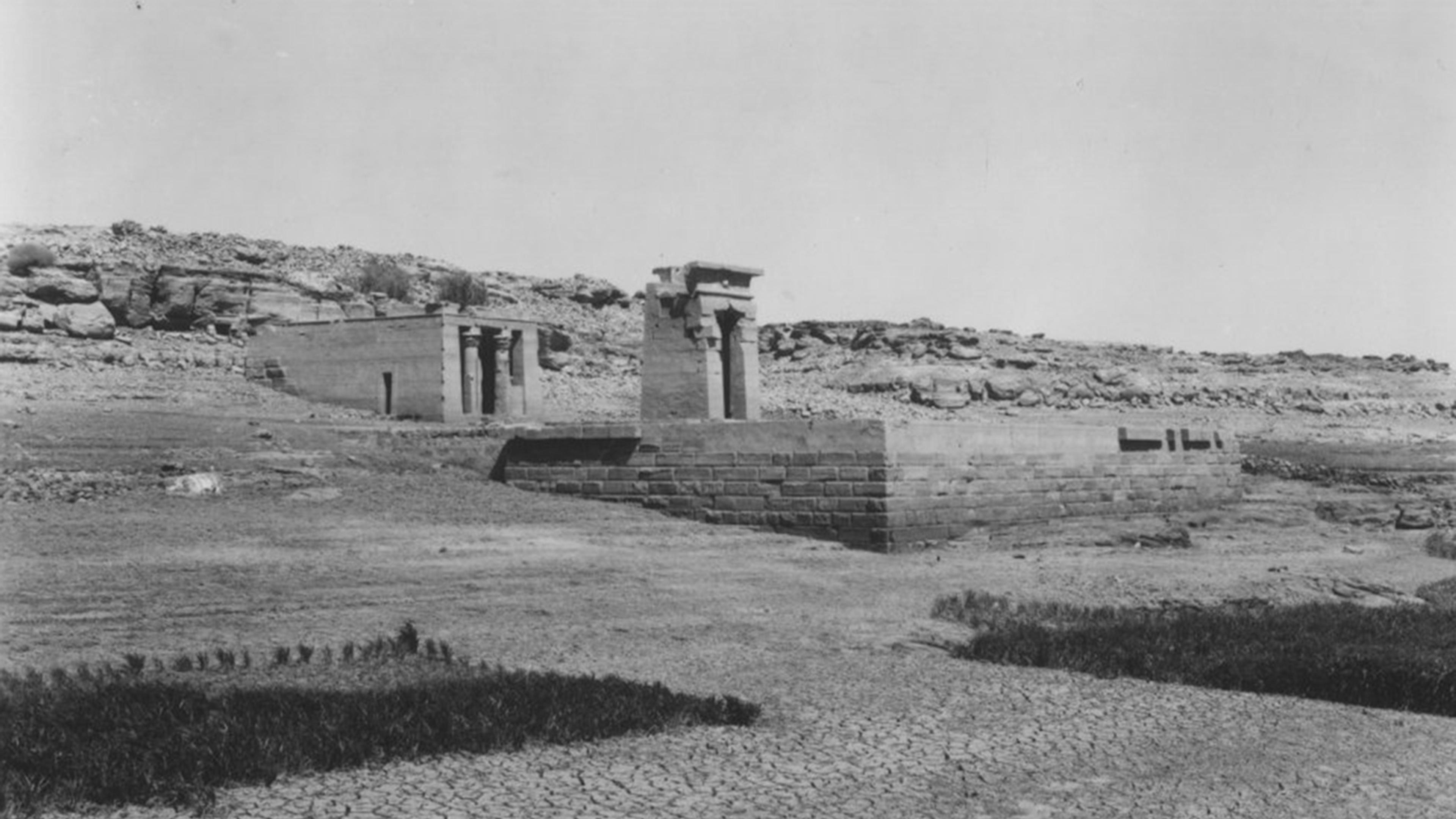 Black and white photo of the Temple of Dendur on the Nile