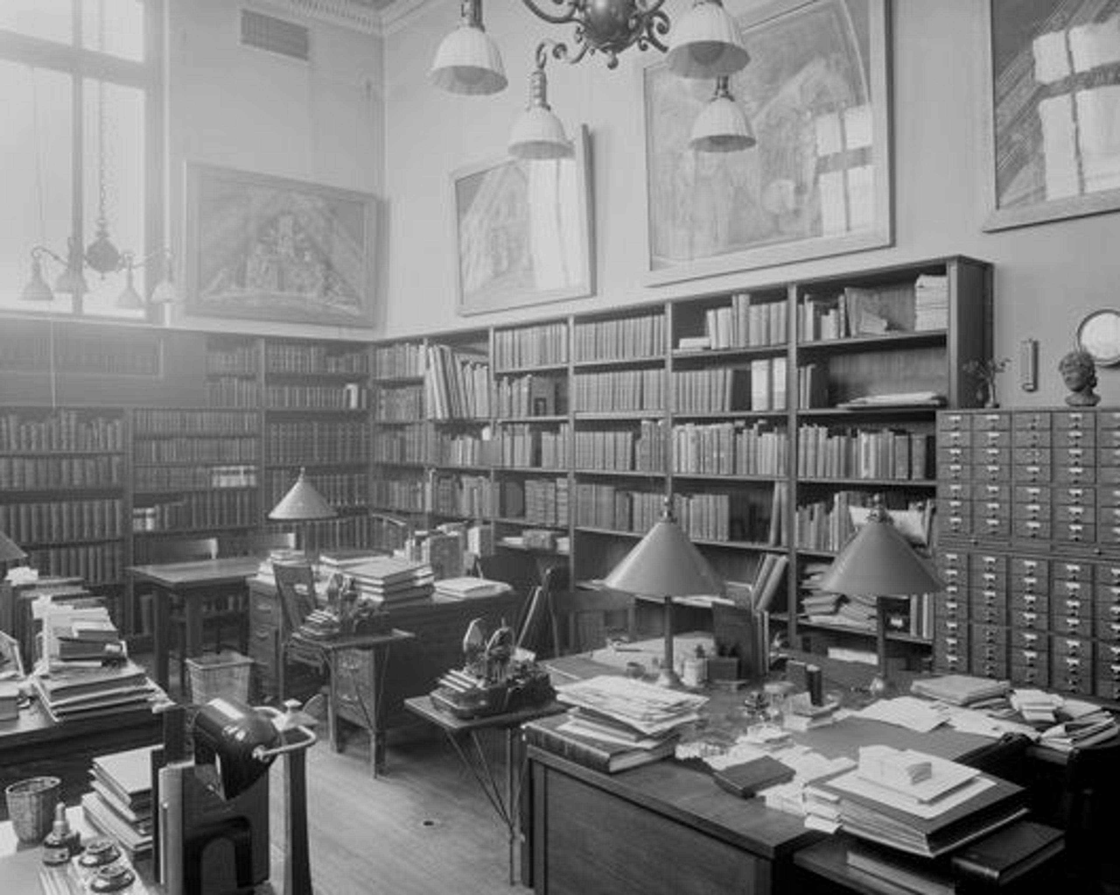 Black-and-white photo of the Met's Library Work Room, 1910