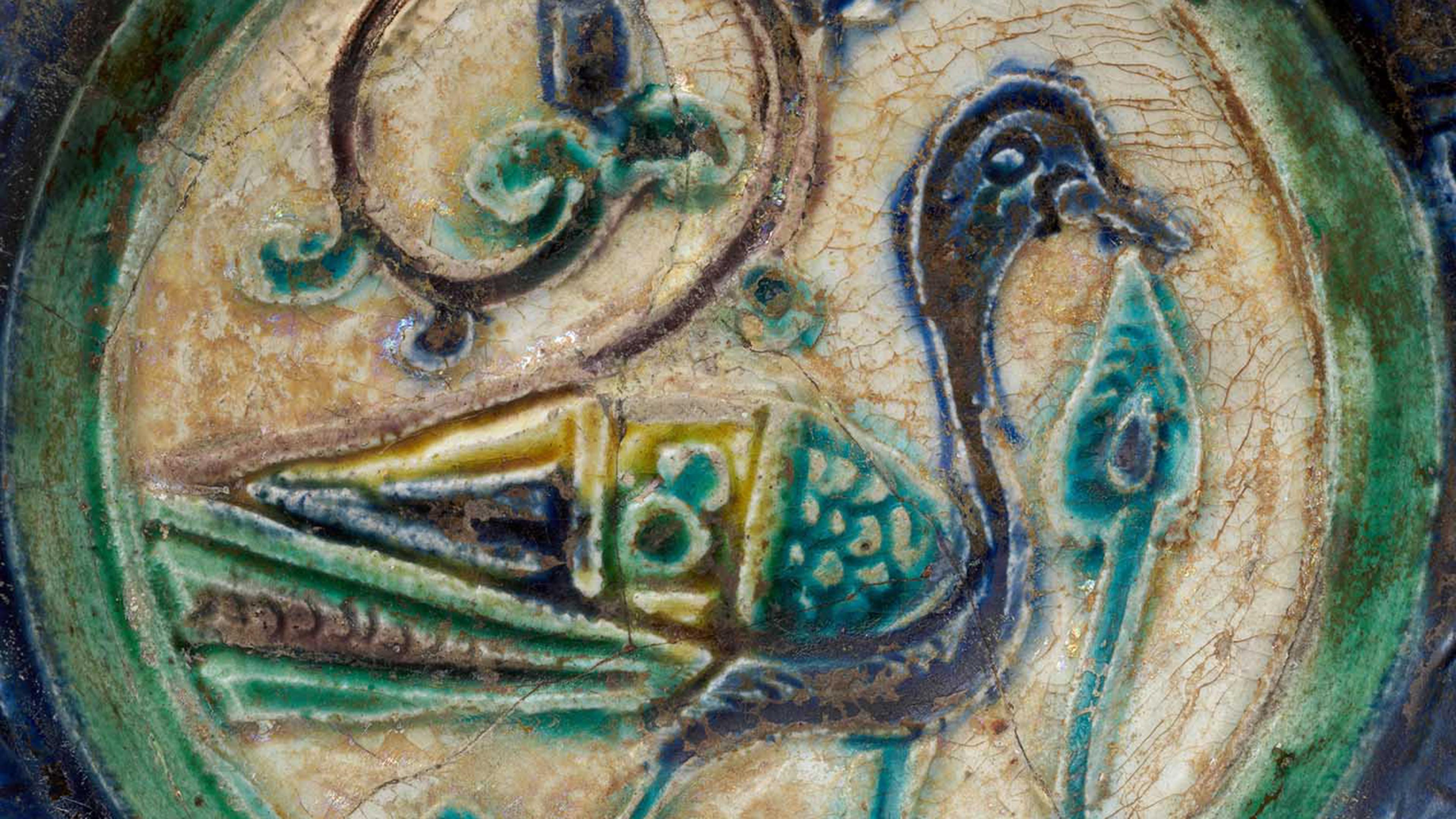 Depiction of a bird on a stonepaste ceramic dish