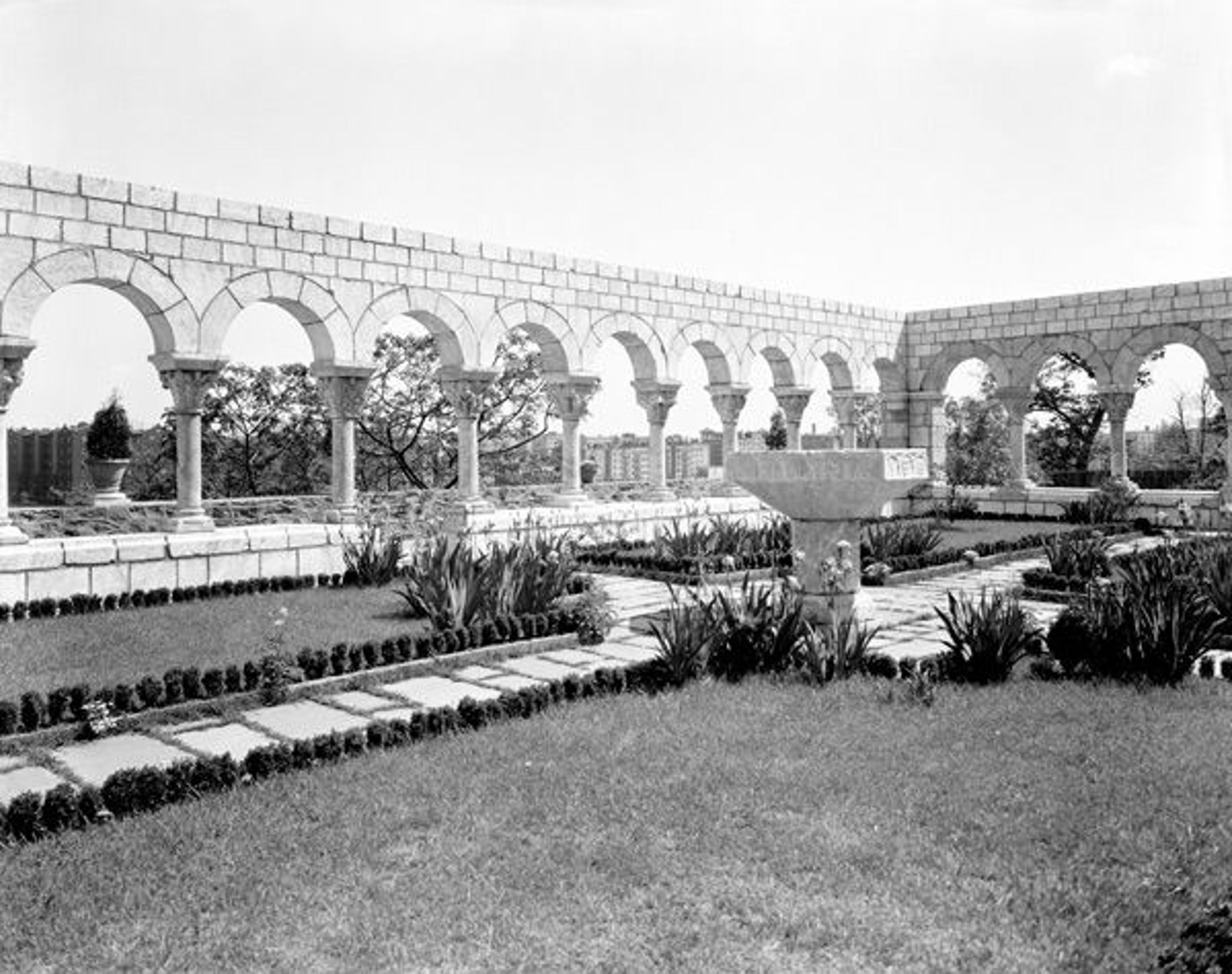 Cuxa Cloister as reinstalled by Breck at the old Cloisters after its acquisition by The Metropolitan Museum of Art, 1927. © The Metropolitan Museum of Art.