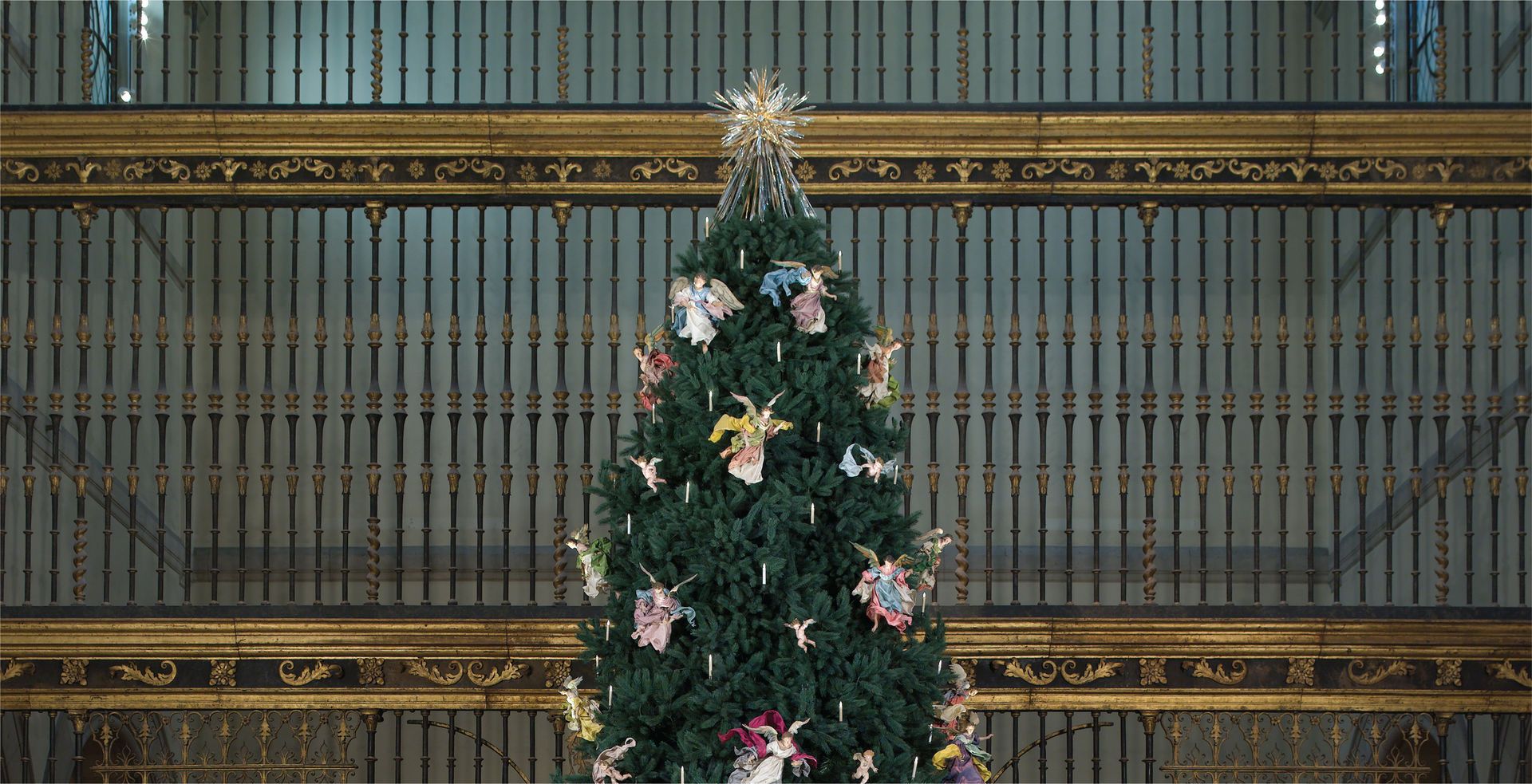 Christmas Tree and Neapolitan Baroque Crèche - The Metropolitan