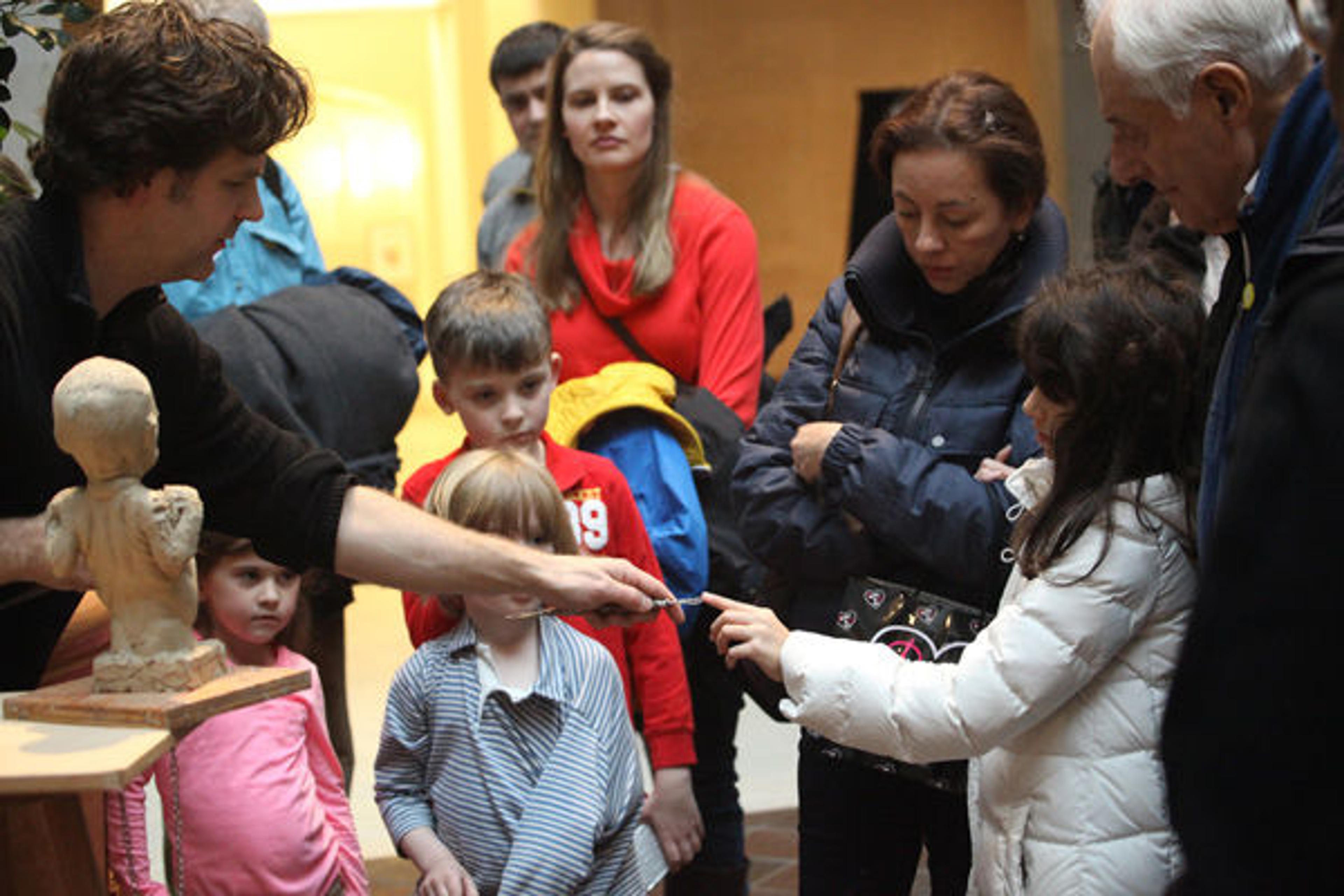 Hesser in the galleries with children and adults