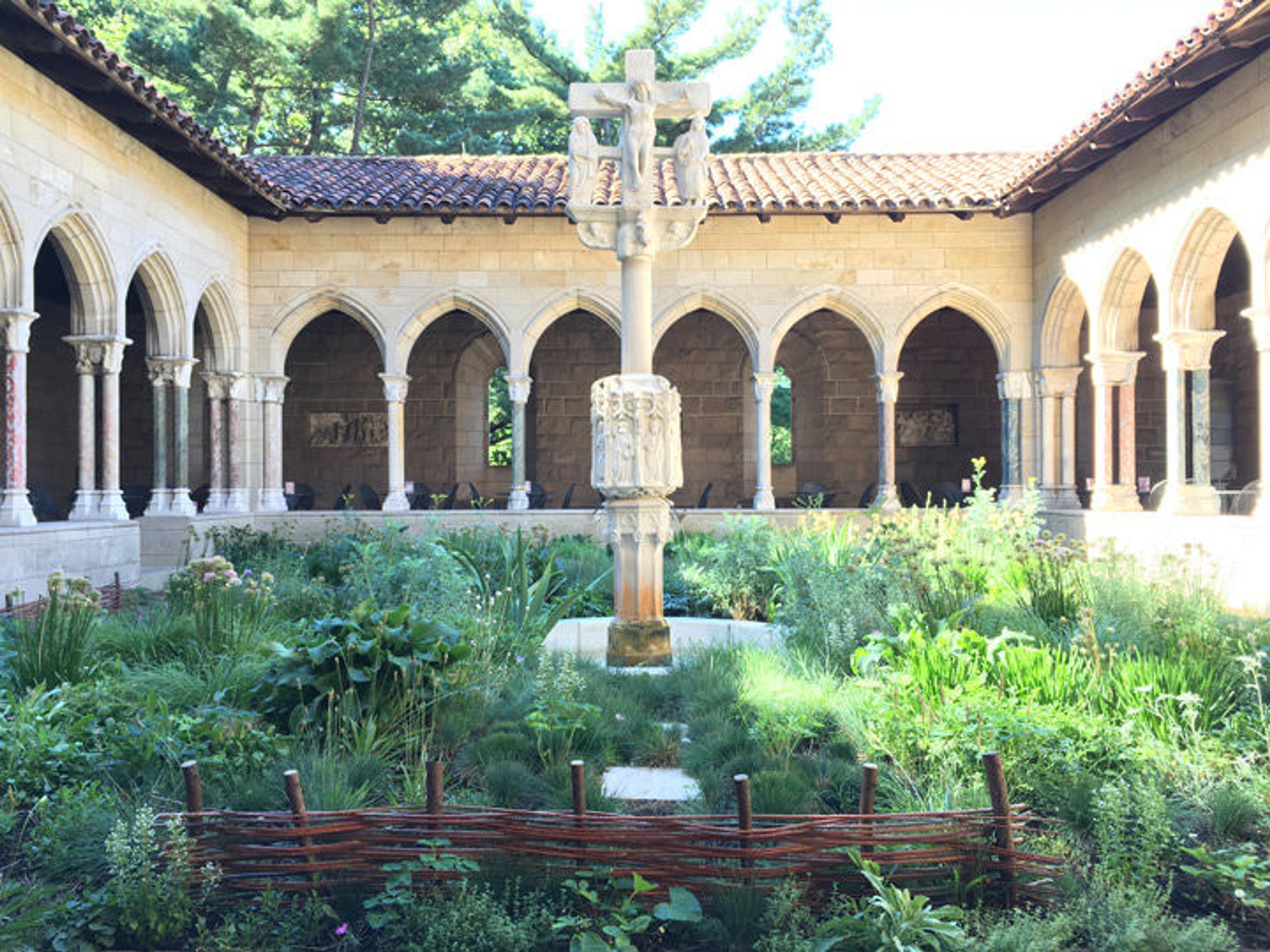 A fountain at the center of the gardent of the Trie Cloister
