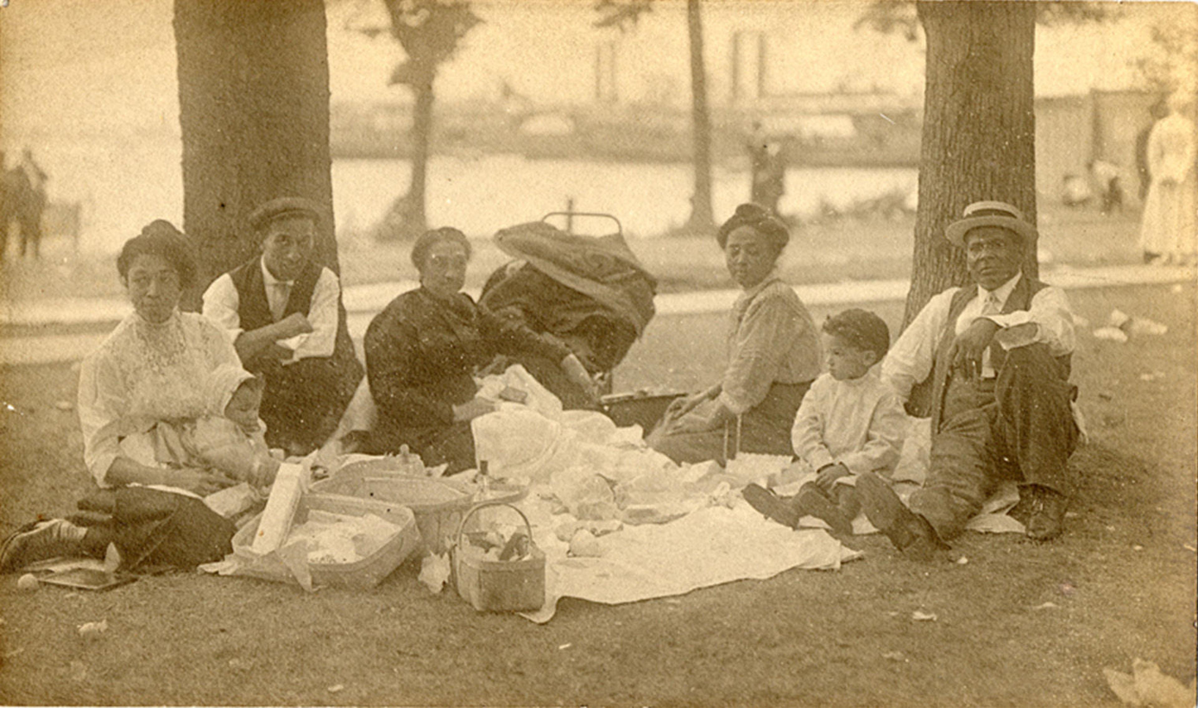 Family picnic on Belle Isle