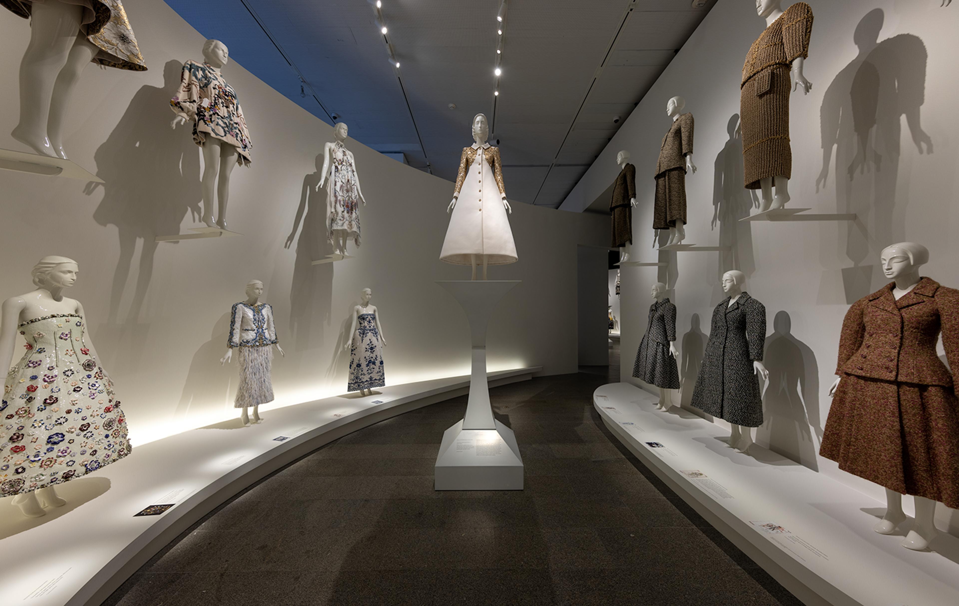 Two delicate Exhibitions about Fashion and Art Nouveau