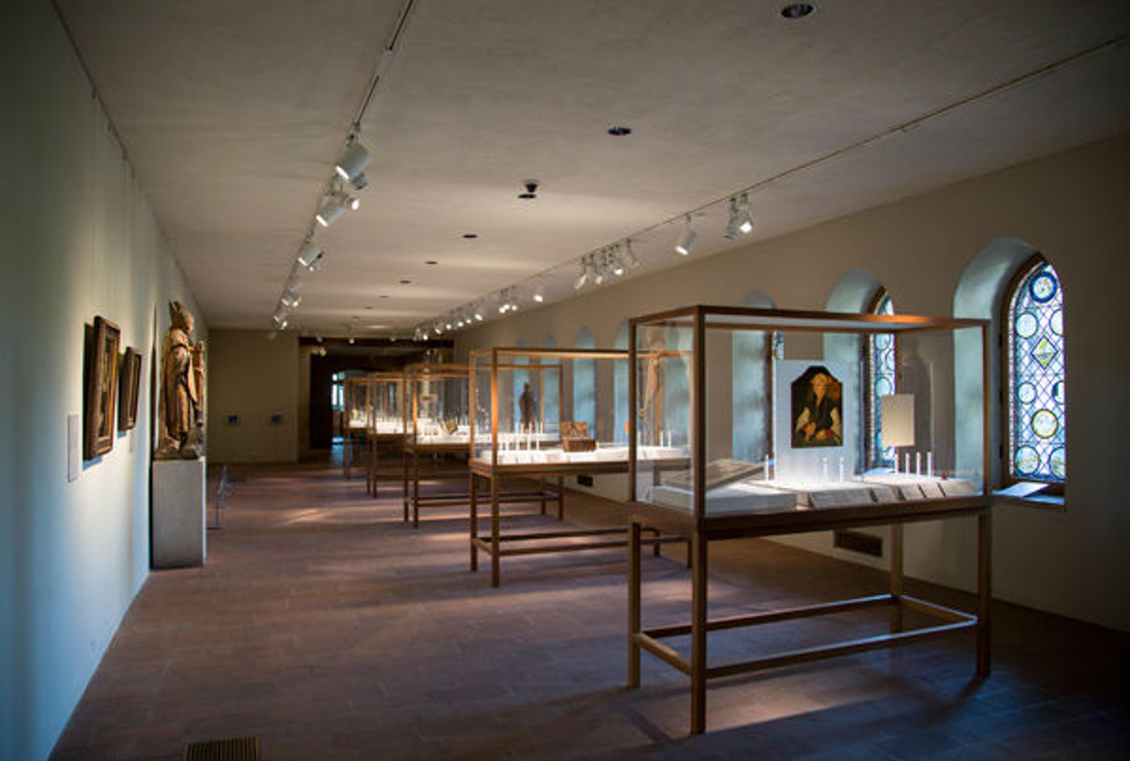Glass Gallery with exhibition Treasures and Talismans: Rings from the Griffin Collection