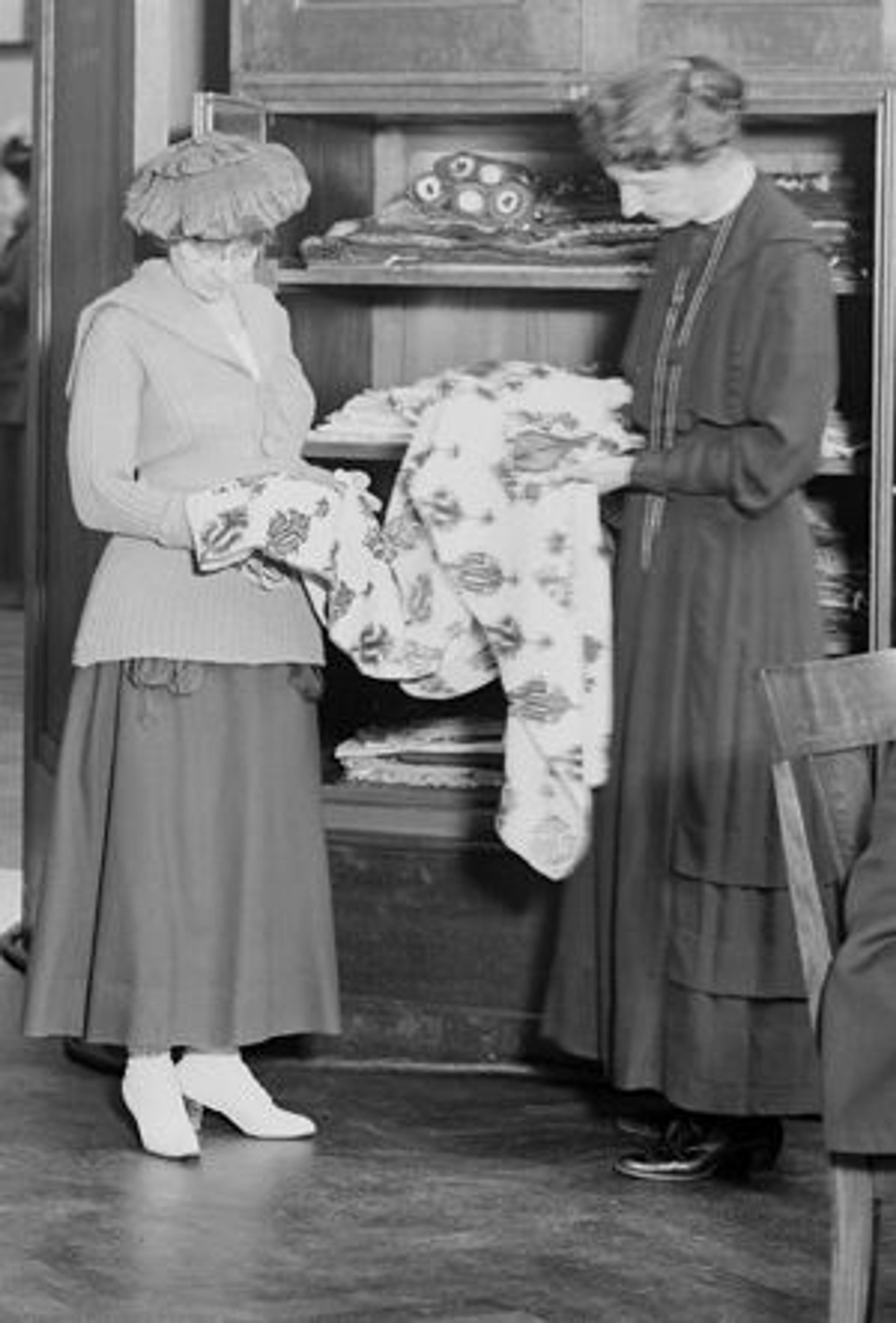 Frances Morris (right) in the Textile Study Room with a Museum patron, 1918