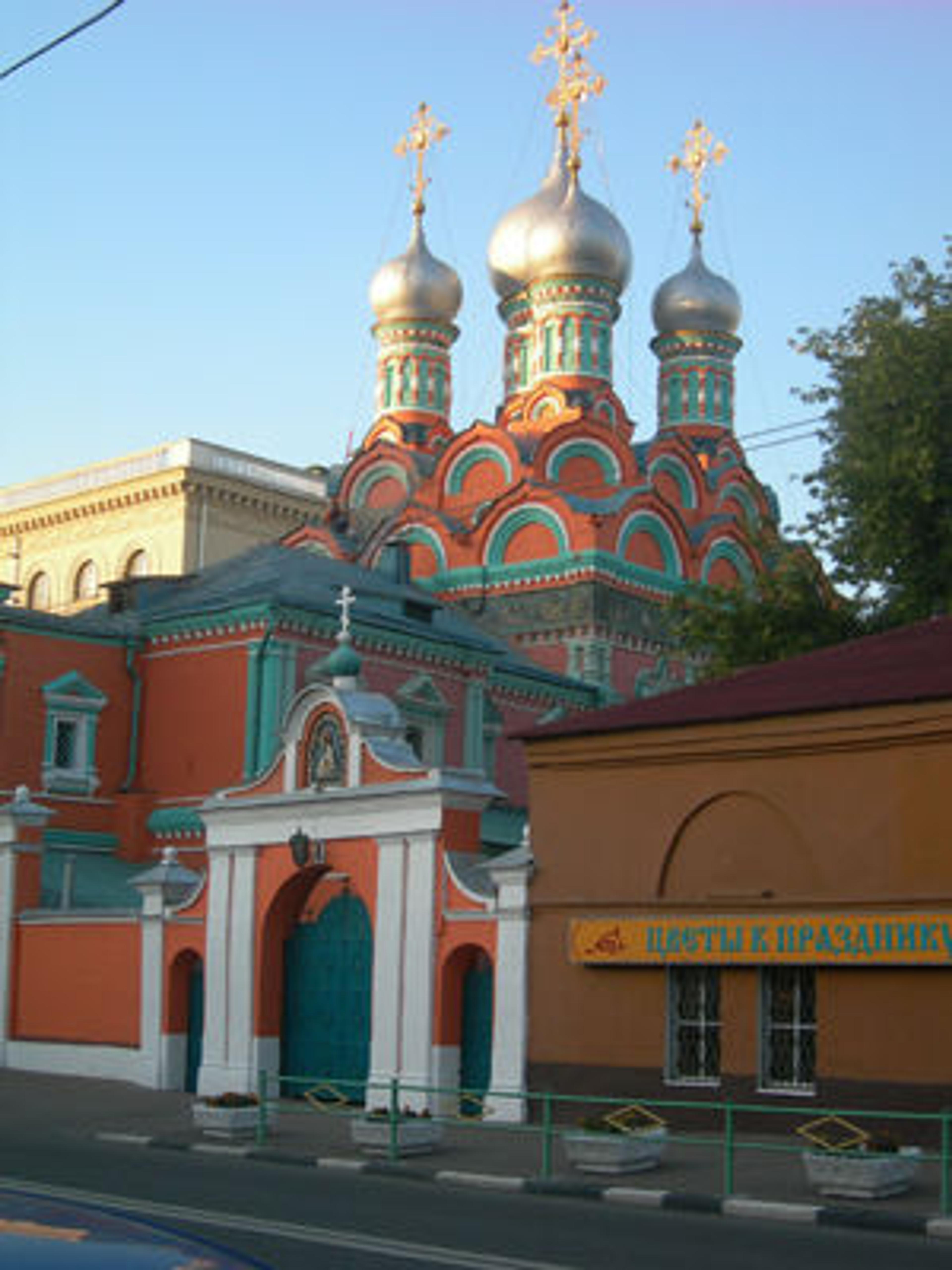 Left: Karp Guba and Ivan Kuznechik, architects. Church of Saint Gregory of Neocaesarea, Moscow, built 1662 and following. Photo courtesy of Alexei Lidov