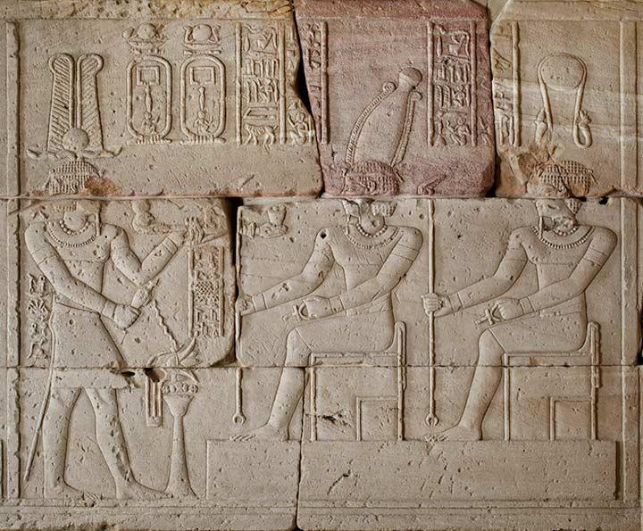 Augustus worshipping the two brothers