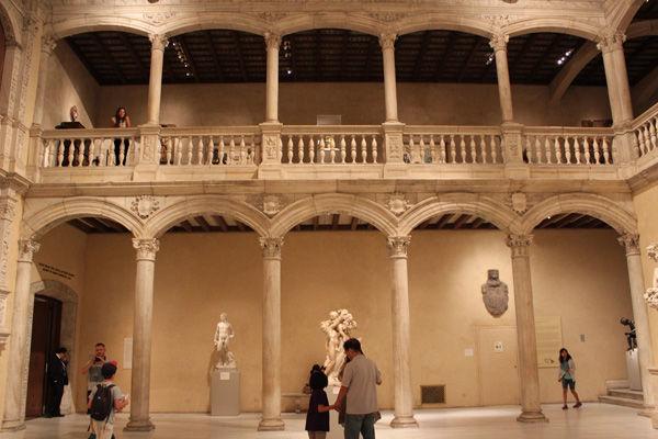 A view of visitors in the Vélez Blanco Patio