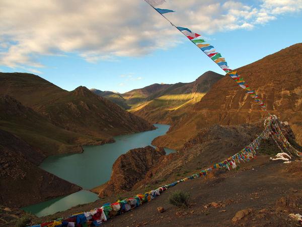 Lake and mountains on road to Gyantse