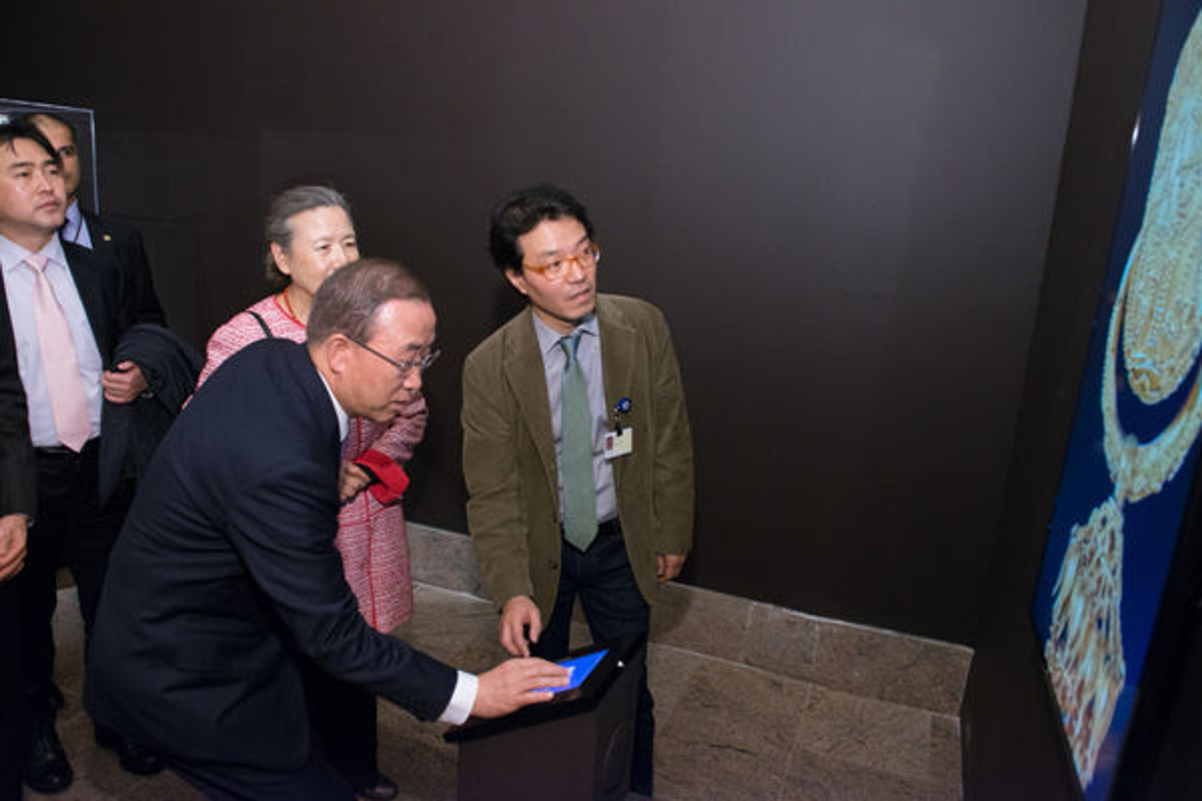 UN Secretary General Ban Ki-moon tries out the interactive feature on the tablet-to-screen device