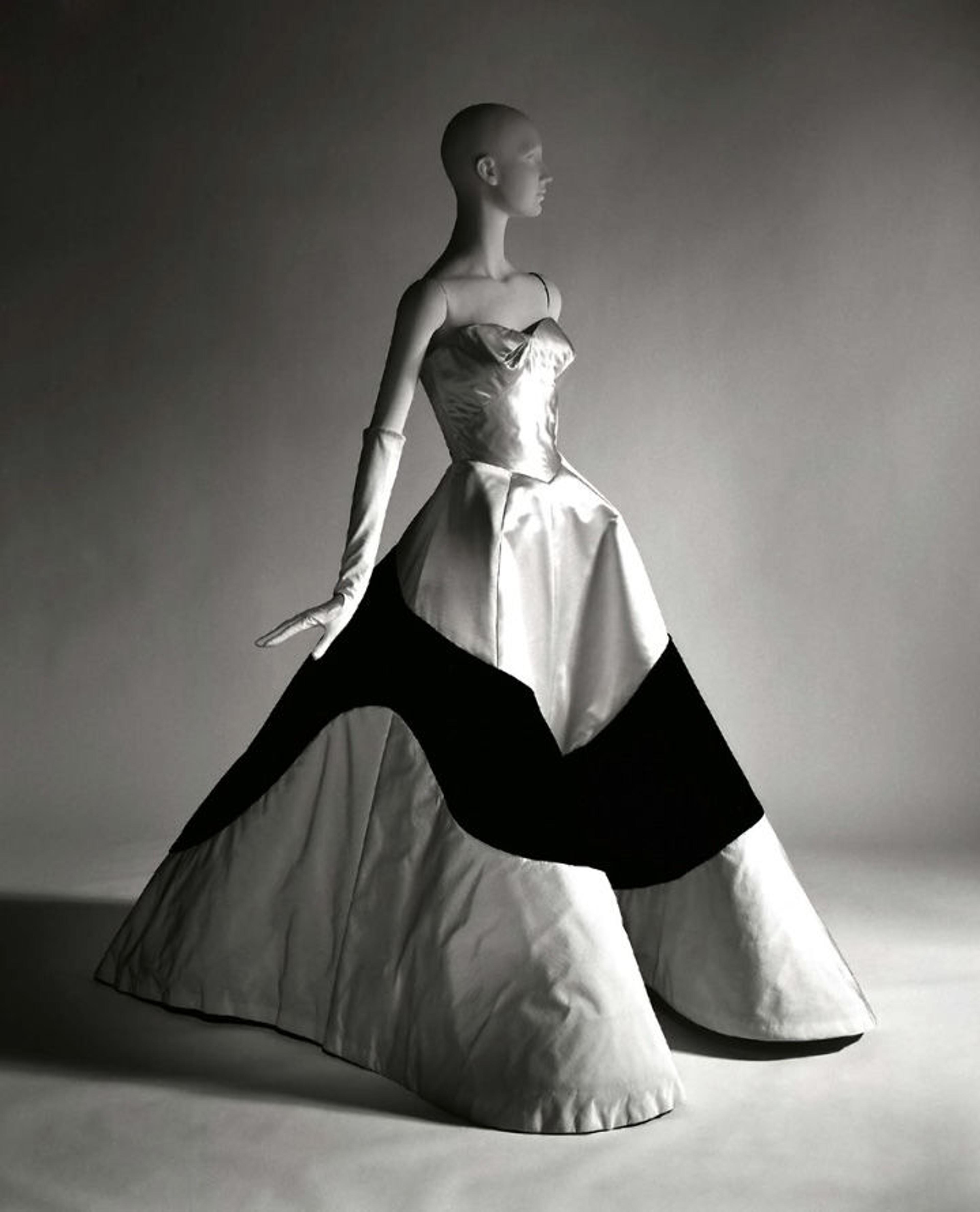 Black-and-white photo of a Charles James couture gown on a mannequin 