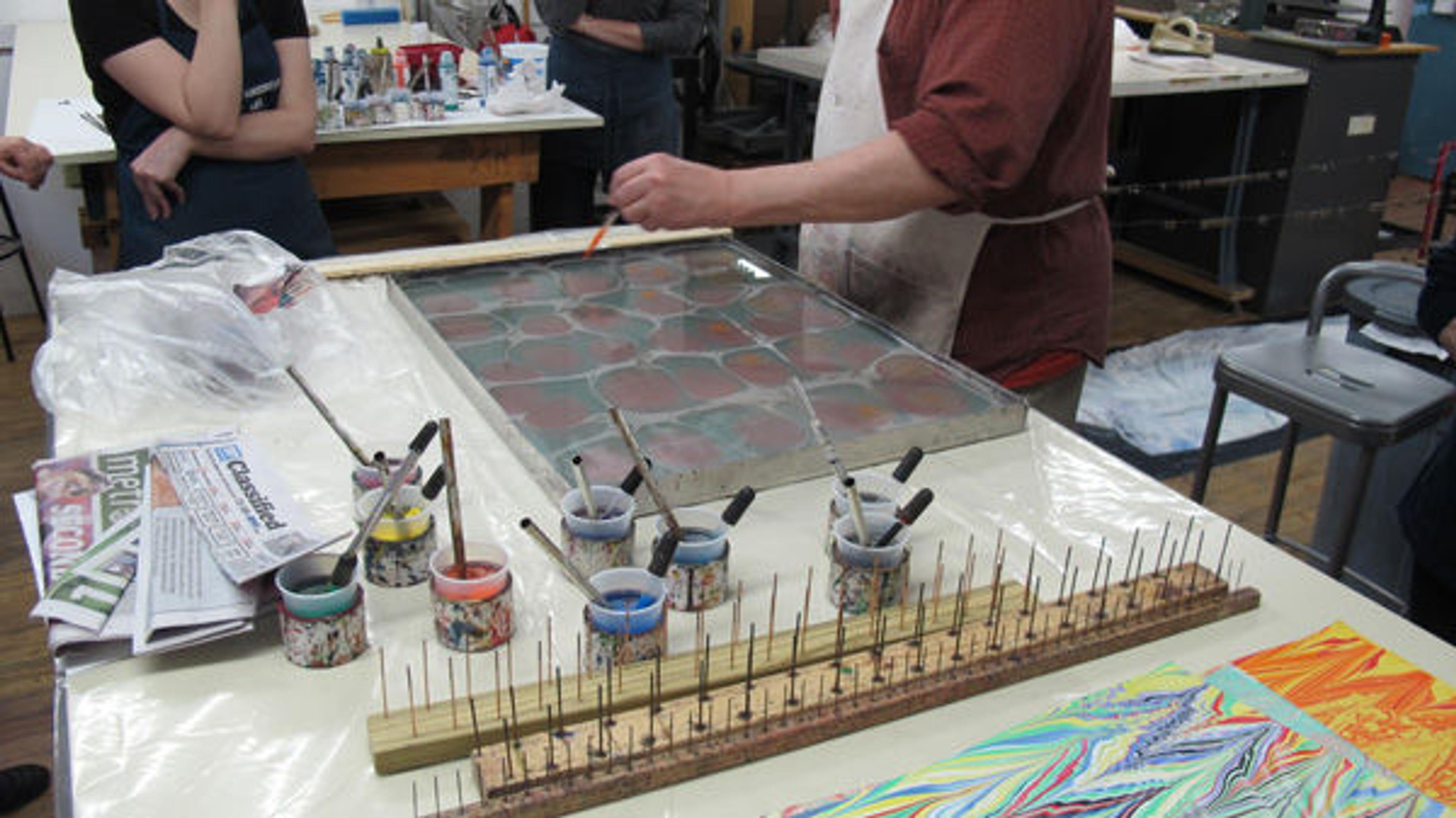 Dispensing the colorants onto the surface of the carrageenan marble bath