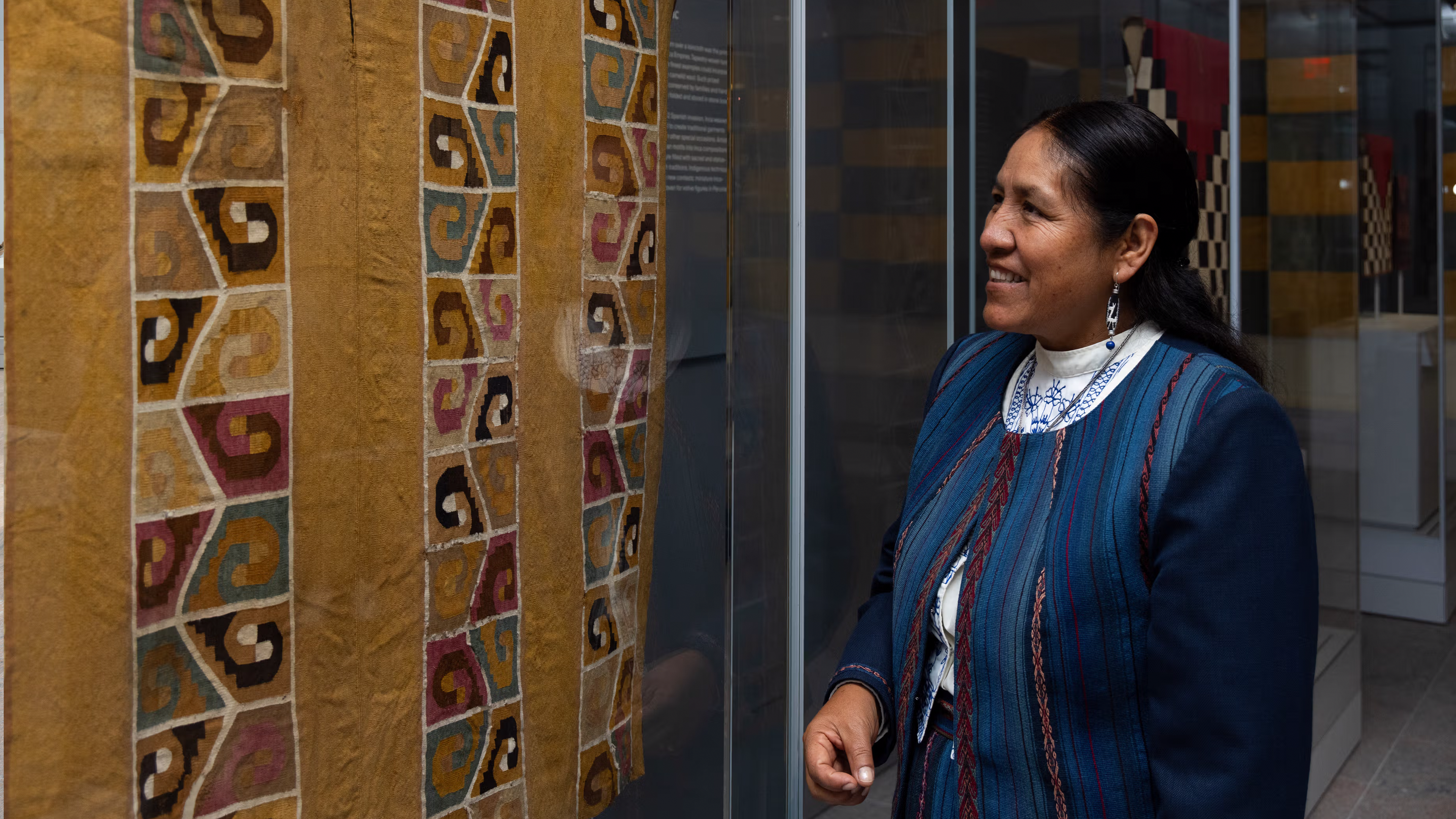 Nilda Callañaupa Alvarez visits the textiles gallery in the Arts of the Ancient Americas. Photographs by Anna-Marie Kellen, Photographic Program Manager, Met Imaging.
