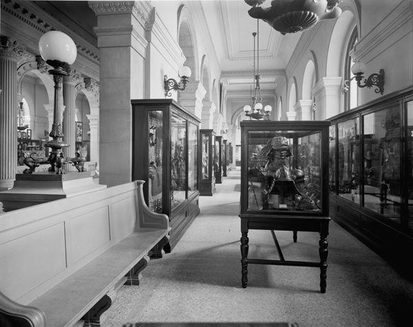Installation of Japanese arms and armor on the North balcony of the main hall
