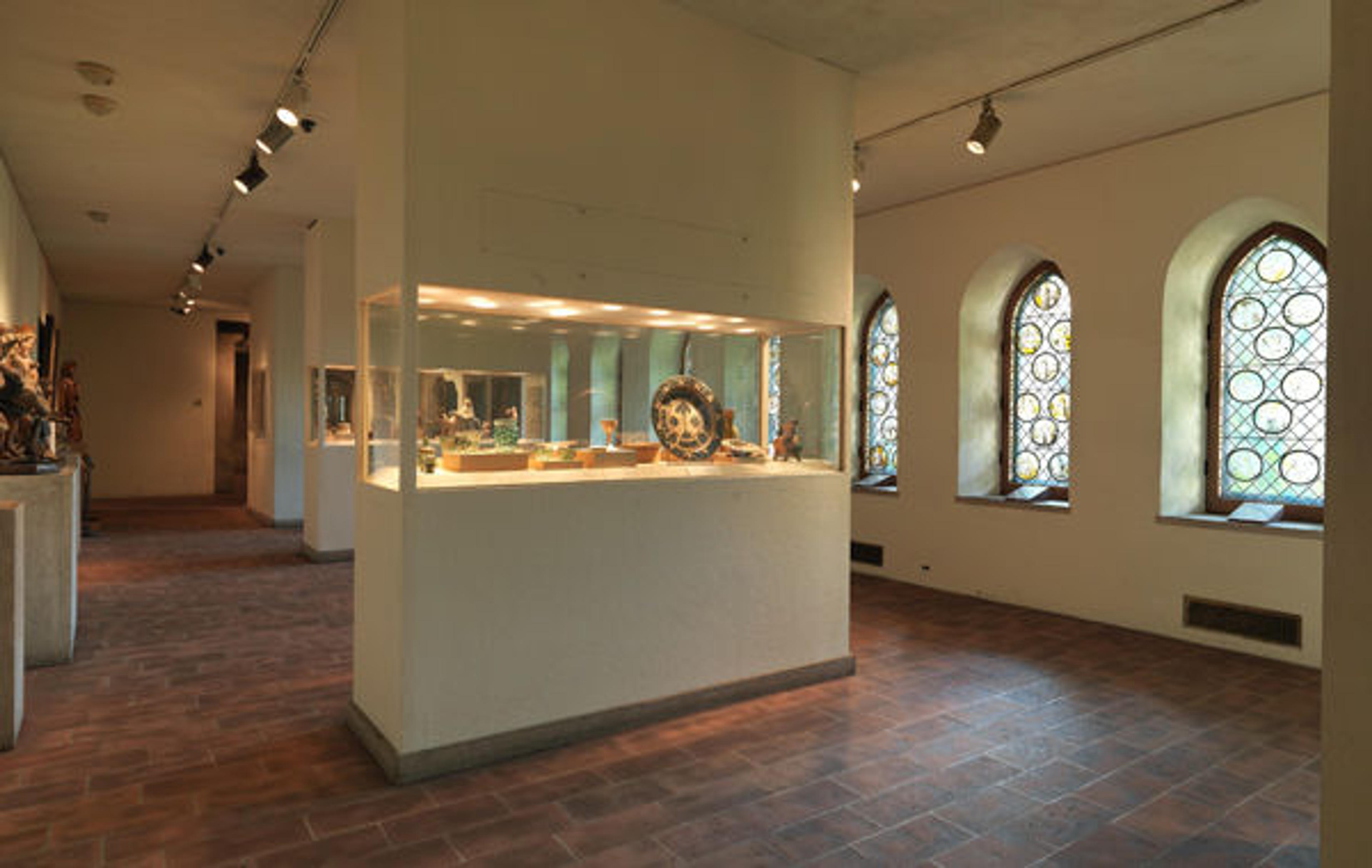 Glass Gallery with exhibition Treasures and Talismans: Rings from the Griffin Collection