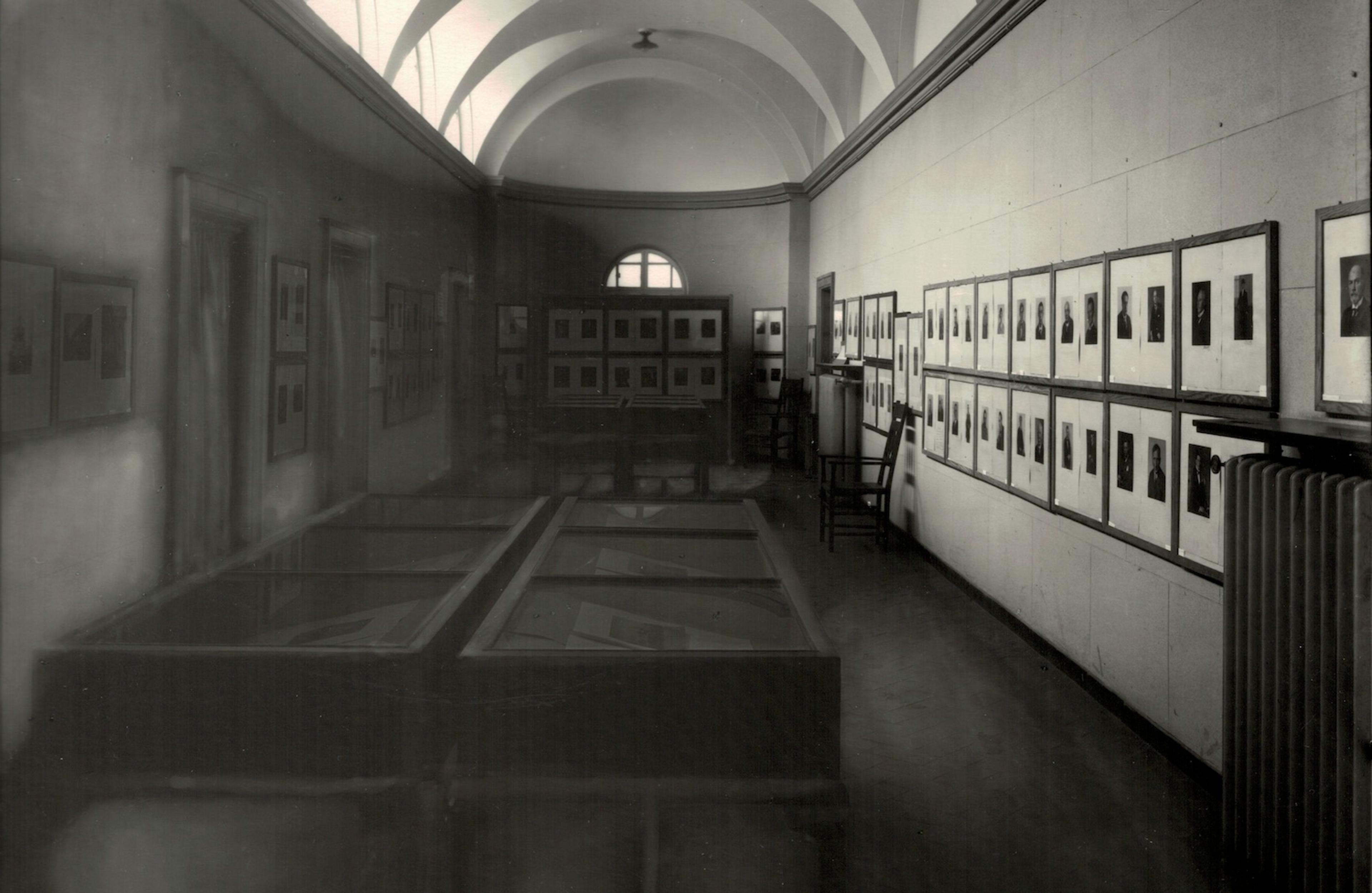 Image of August Sander's People of the Twentieth Century at the Kölnische Kunstverein, installation photo, 1927