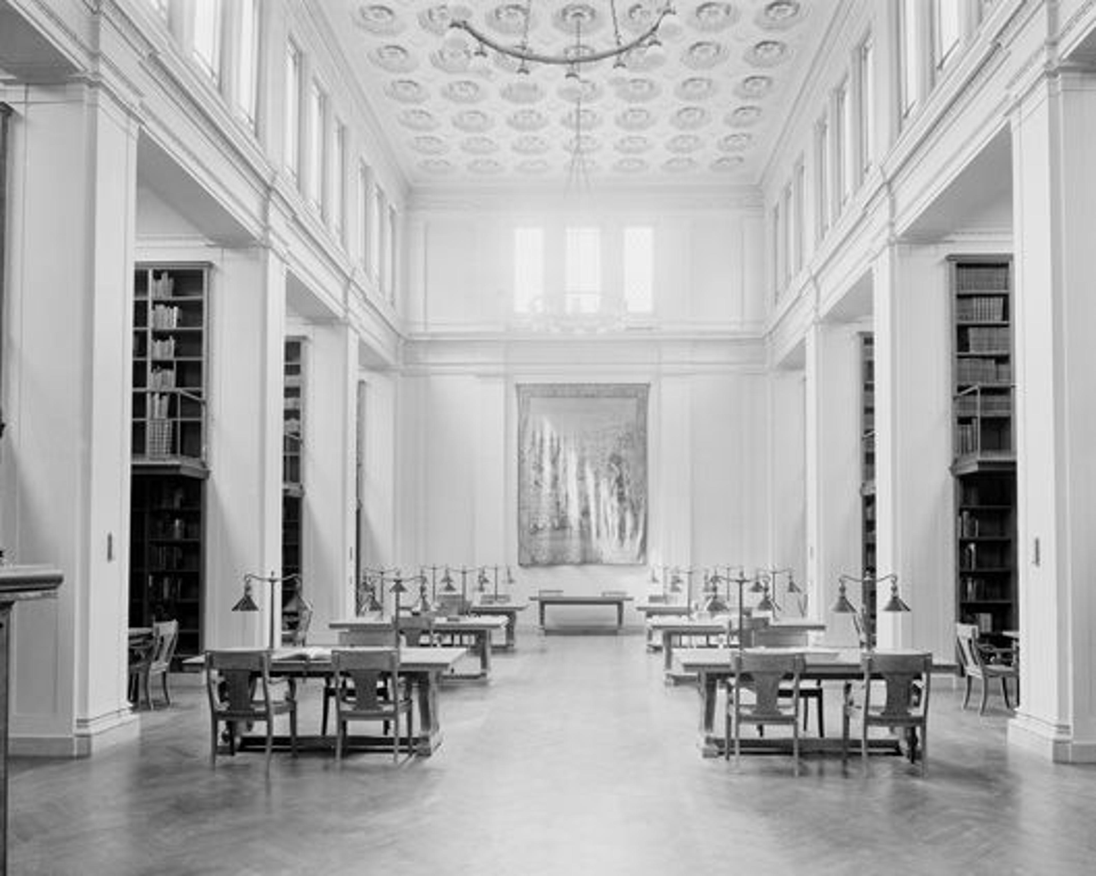 Black-and-white photo of the Met's Library Reading Room, 1910