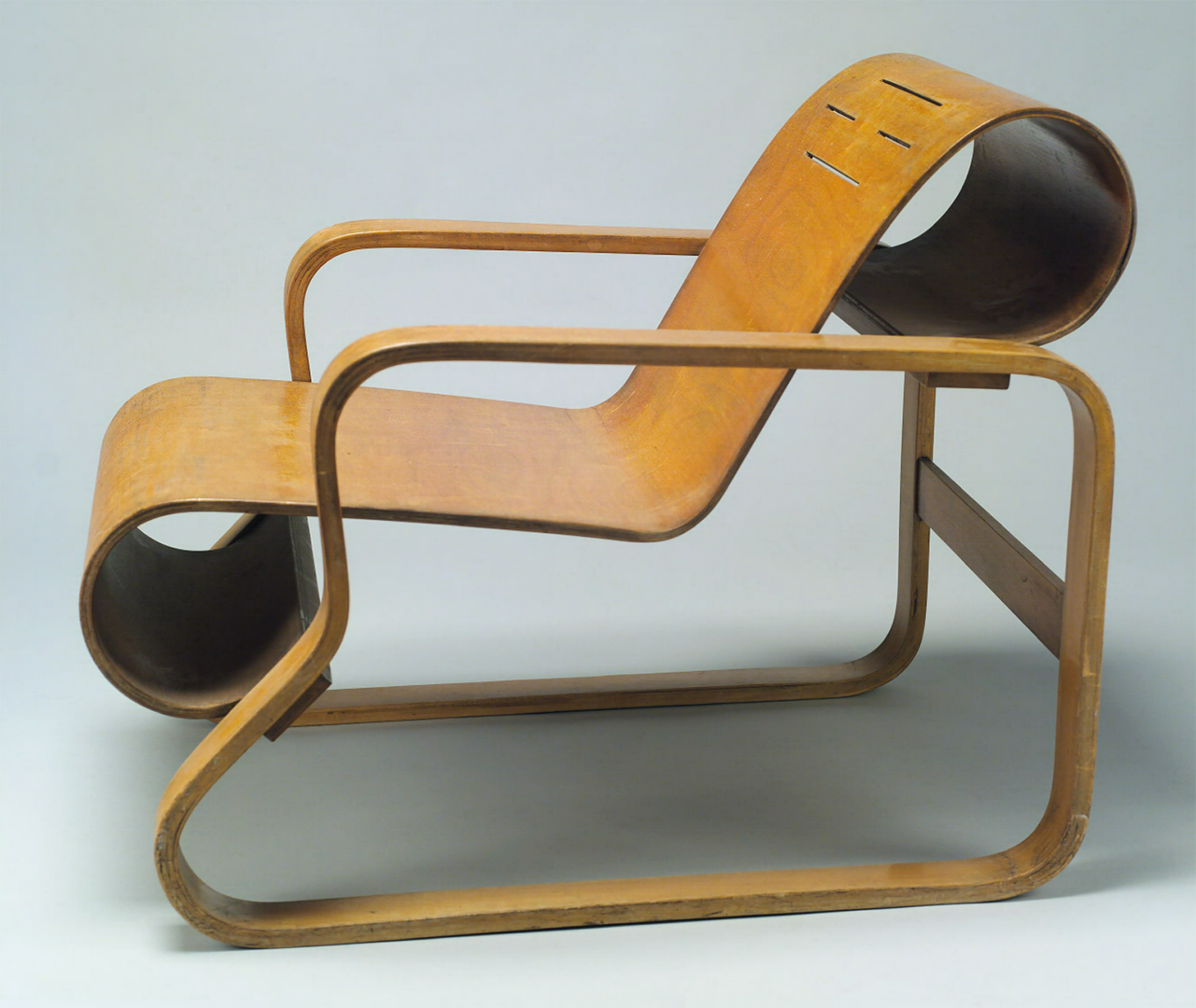 Bentwood chair devoided of right angles
