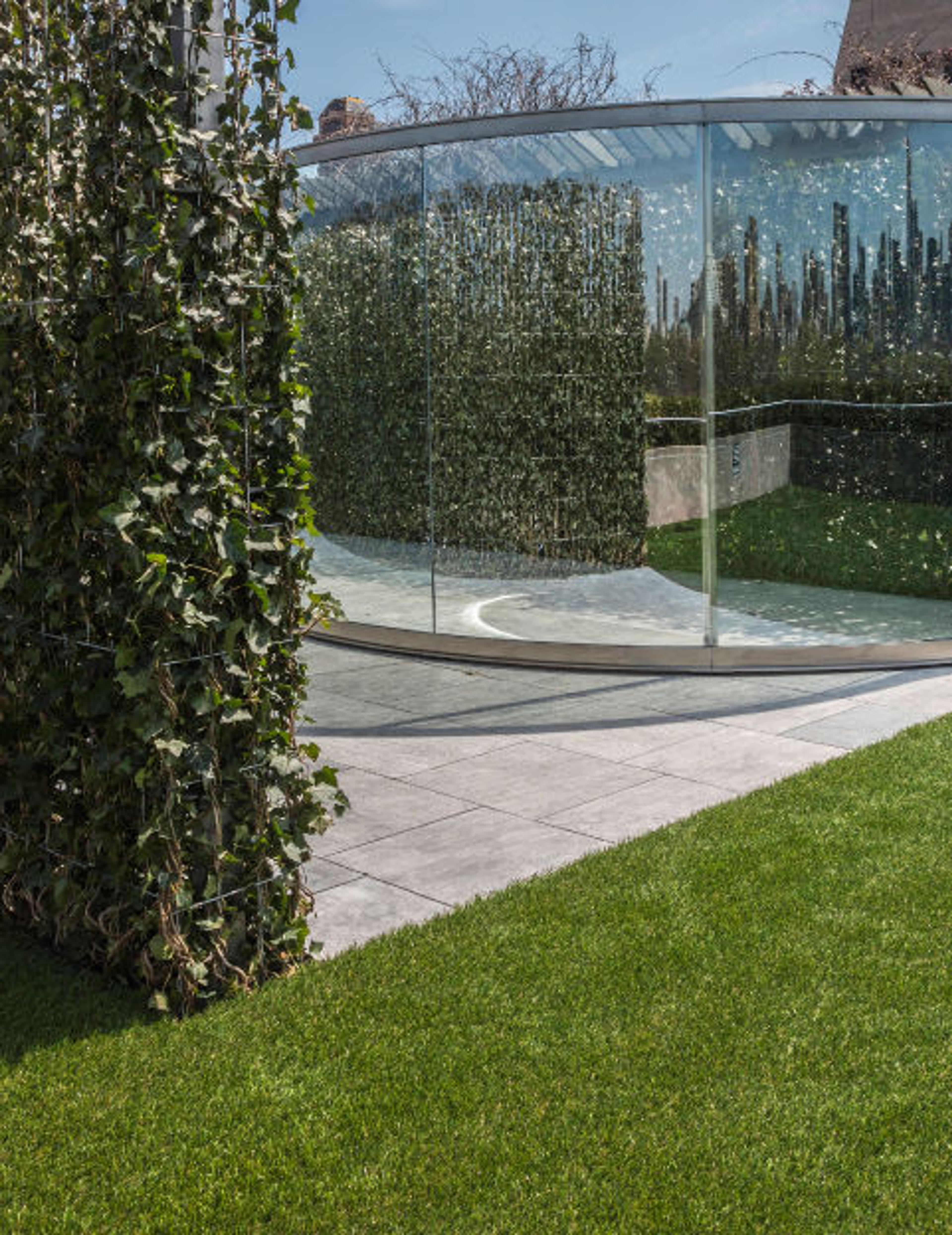 Dan Graham (b. 1942, Urbana, Illinois). Installation view of Hedge Two-Way Mirror Walkabout, 2014