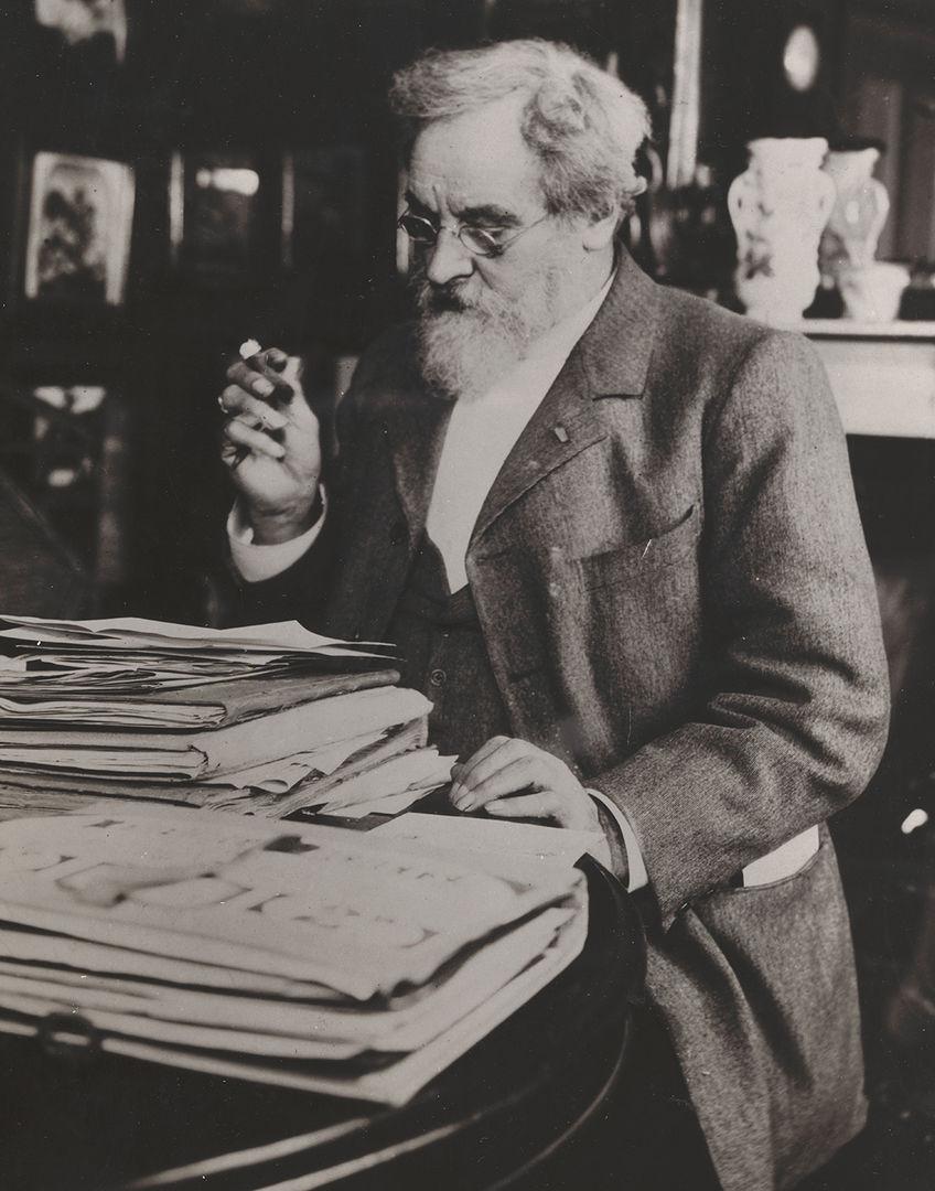 Jonathan King as an older man in his shop.