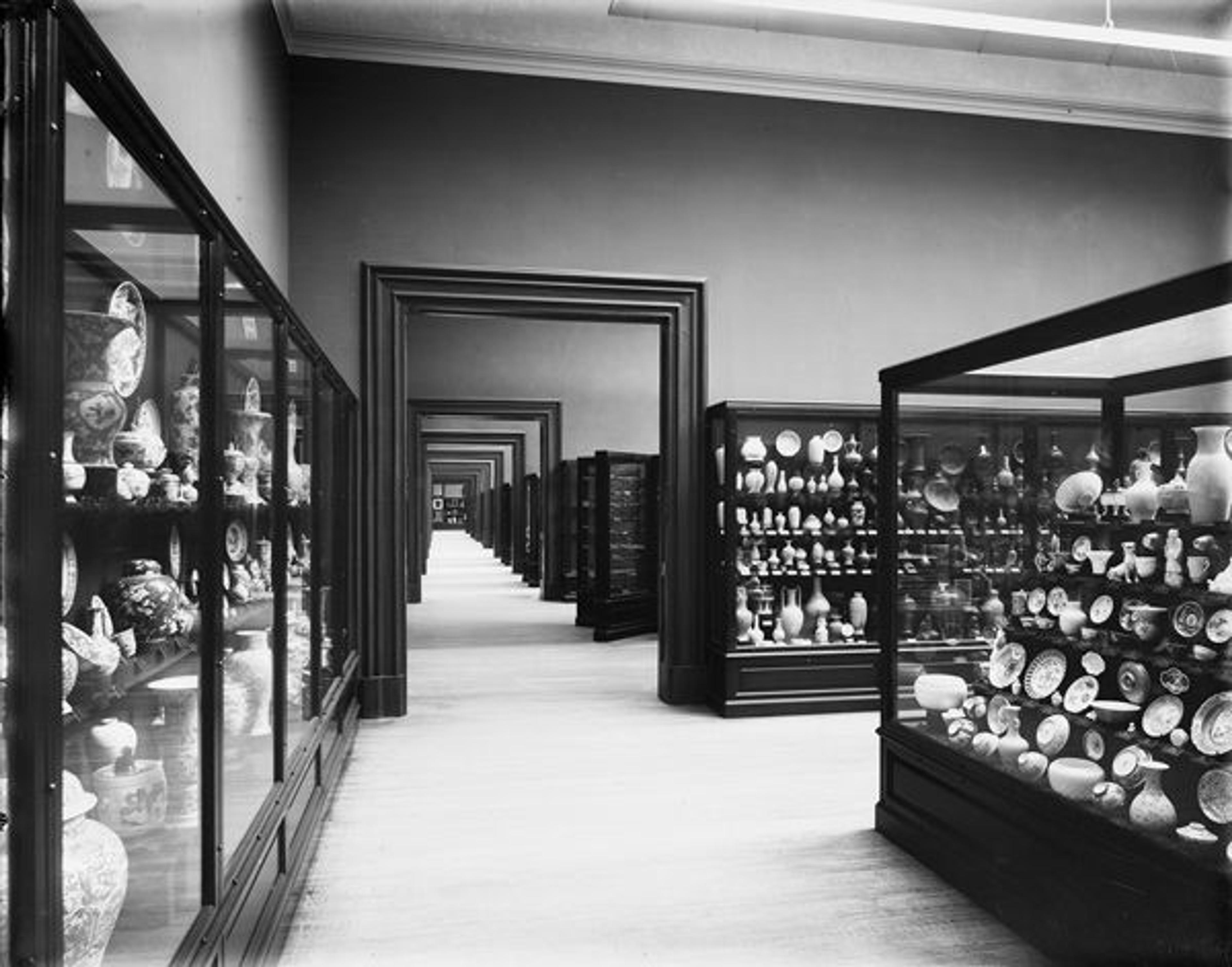 The Avery Collection of Chinese Porcelains, purchased in 1879 (now galleries 612–619). Photographed ca. 1907
