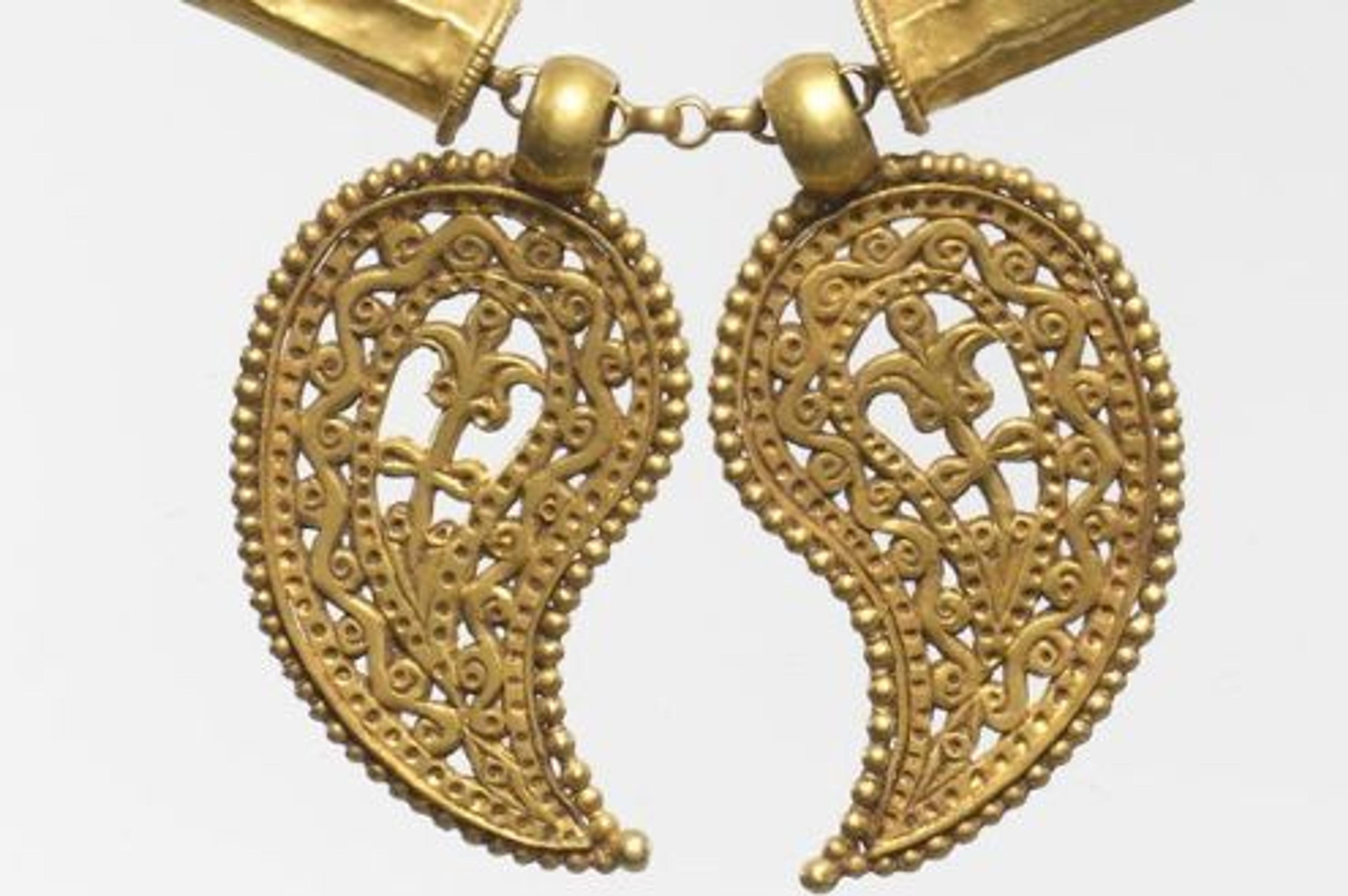 Byzantium and Islam: Age of Transition