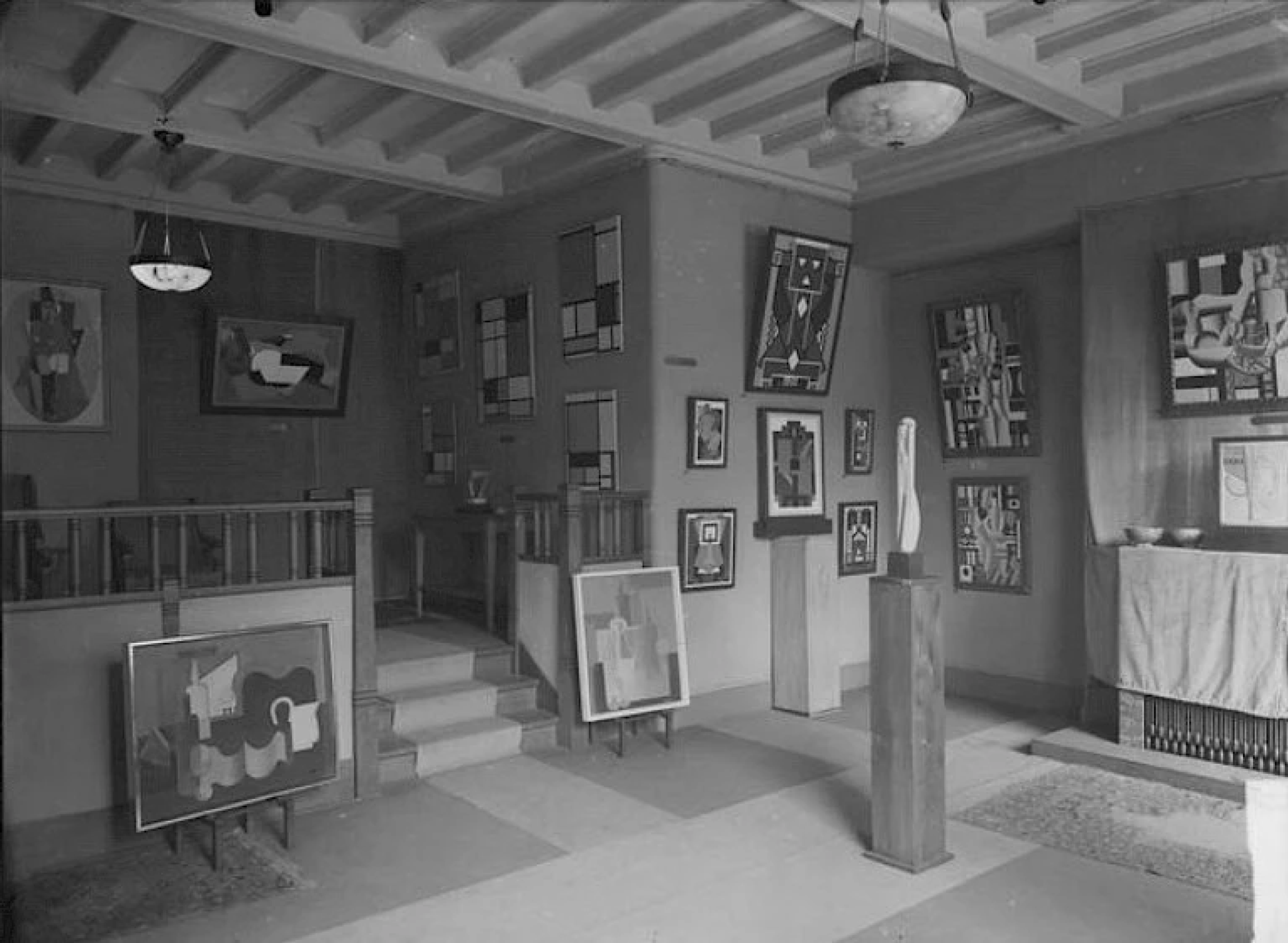 Black and white photograph of Galerie L'Effort Moderne featuring Cubist art works