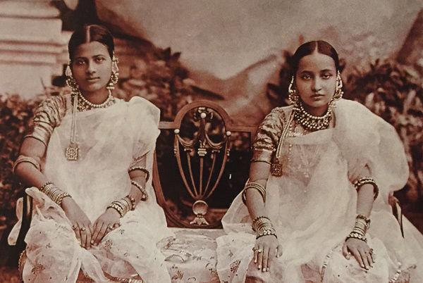 Mahal-e-Mubarak, Wives of the Seventh Nizam of Hyderabad, Mir Osman Ali Khan (r. 1911–1967) ca. 1915. The women wear the earring, guluband, and square pendant types which are on display in the exhibition. Photo by Raja Deen Dayal & Sons; published in Posing for Posterity: Royal Indian Portraits, by Pramod Kumar KG, London: I. B. Tauris, 2012.