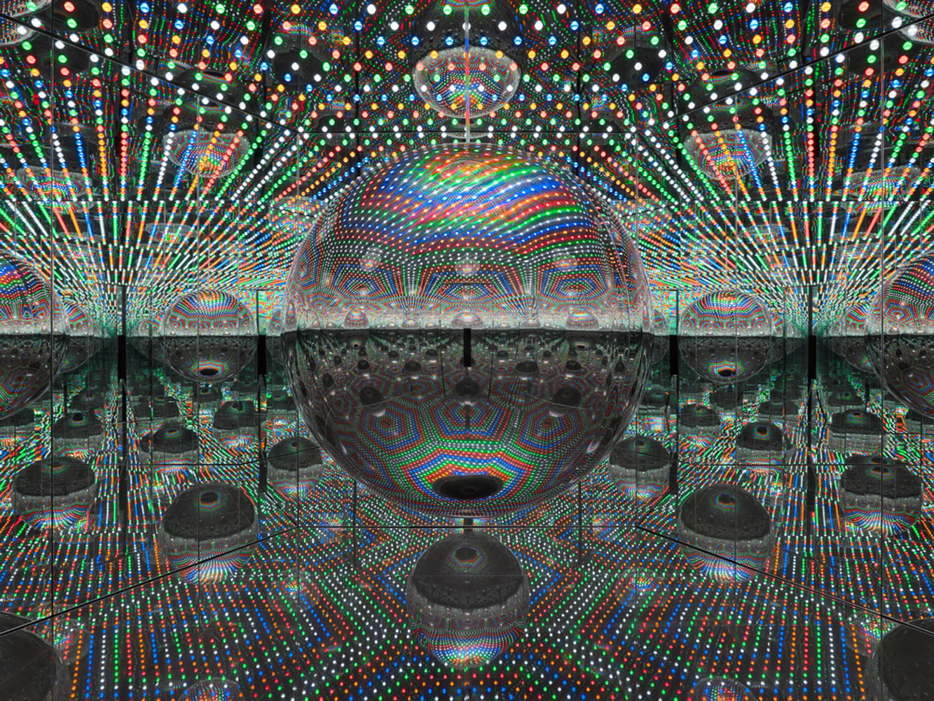 Infinity Mirrored Room - Beauty Described by a Spherical Heart