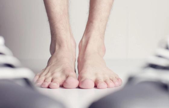 Pėdų kvapas vasarą stiprėja ne dėl prakaito: vaistininkė nurodo, kas jį sukelia
