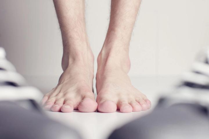 Pėdų kvapas vasarą stiprėja ne dėl prakaito: vaistininkė nurodo, kas jį sukelia