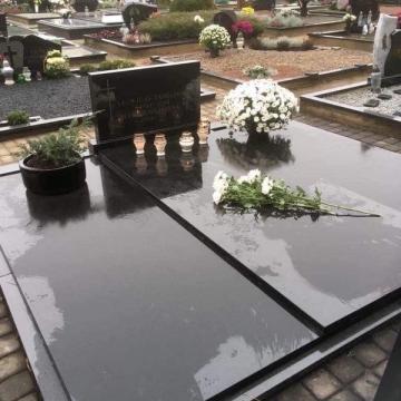 Tvarkinga kapavietė su gėlėmis