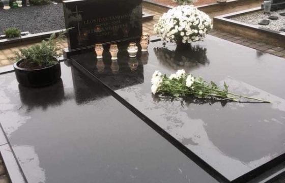 Tvarkinga kapavietė su gėlėmis