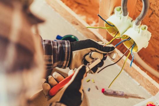Išmanieji namai: kaip integruoti elektros instaliacijas su išmaniosiomis technologijomis?