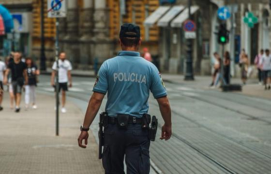 Trys žmonės tvarkydami butus rado ginklų — policija pradėjo tyrimus Kaune, Tauragėje ir Molėtuose