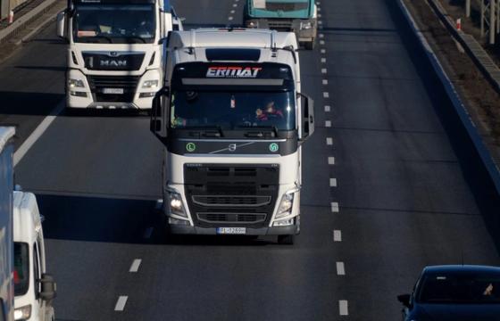 134,5 tūkst. greičio viršijimų per pusmetį: kodėl vairuotojai vis dar spaudžia pedalą?