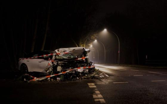 Dzūkijoje „Volkswagen Passat“ rėžiasi į medį: sužeisti keturi žmonės
