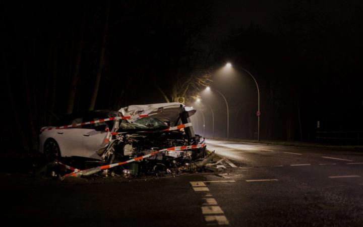 Dzūkijoje „Volkswagen Passat“ rėžiasi į medį: sužeisti keturi žmonės