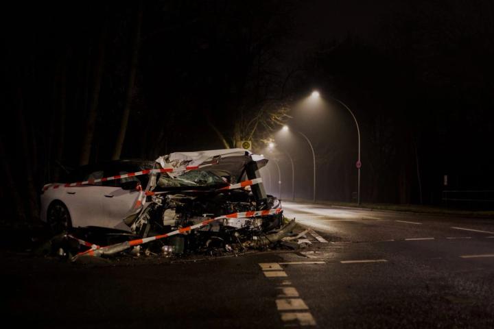Dzūkijoje „Volkswagen Passat“ rėžiasi į medį: sužeisti keturi žmonės