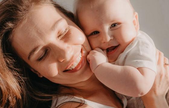 Vyriausybė – už motinystės išmokų trukmės suvienodinimą