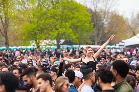 Tūkstančiai jaunų žmonių prie Baltojo tilto: ne paskaita, o festivalis