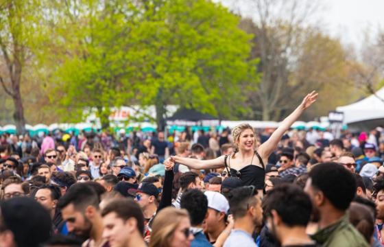 Tūkstančiai jaunų žmonių prie Baltojo tilto: ne paskaita, o festivalis