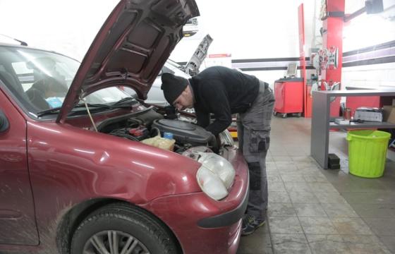 Alyvos keitimas už 400 eurų: trys žingsniai, kurie apsaugos jūsų piniginę prieš atiduodant raktelius