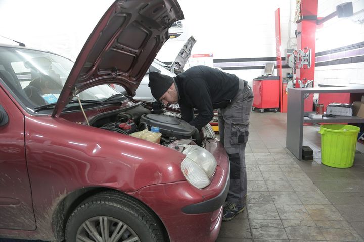 Alyvos keitimas už 400 eurų: trys žingsniai, kurie apsaugos jūsų piniginę prieš atiduodant raktelius