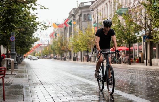 Penktadienio lietus nesitraukia, sekmadienį grįžta 26 laipsniai