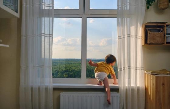 Šiauliuose per dvi dienas pro langus iškrenta du maži vaikai: medikai primena 10 centimetrų taisyklę