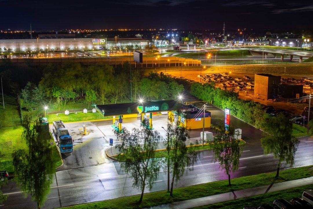 LEA skelbia: benzinas šalies degalinėse atpigo 0,5 proc., bet dyzelinas dar brango
